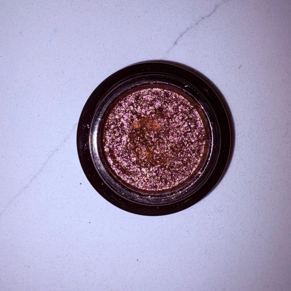 Victoria Beckham Lid Lustre Shimmering Eyeshadow Pot